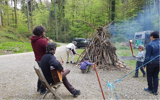 Naturverbundene Musik- und Lagerfeuererlebnis im Grünen.