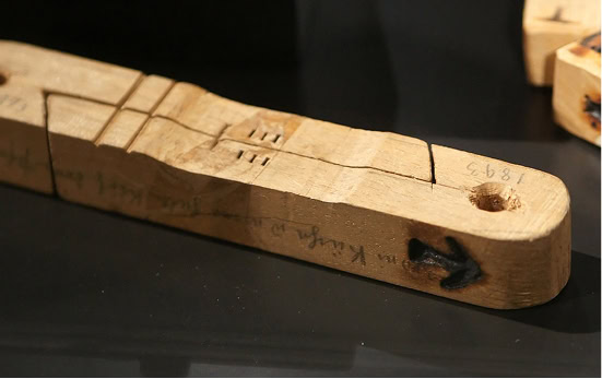 Das historische Kerbholz als Symbol für die Rechenschaft